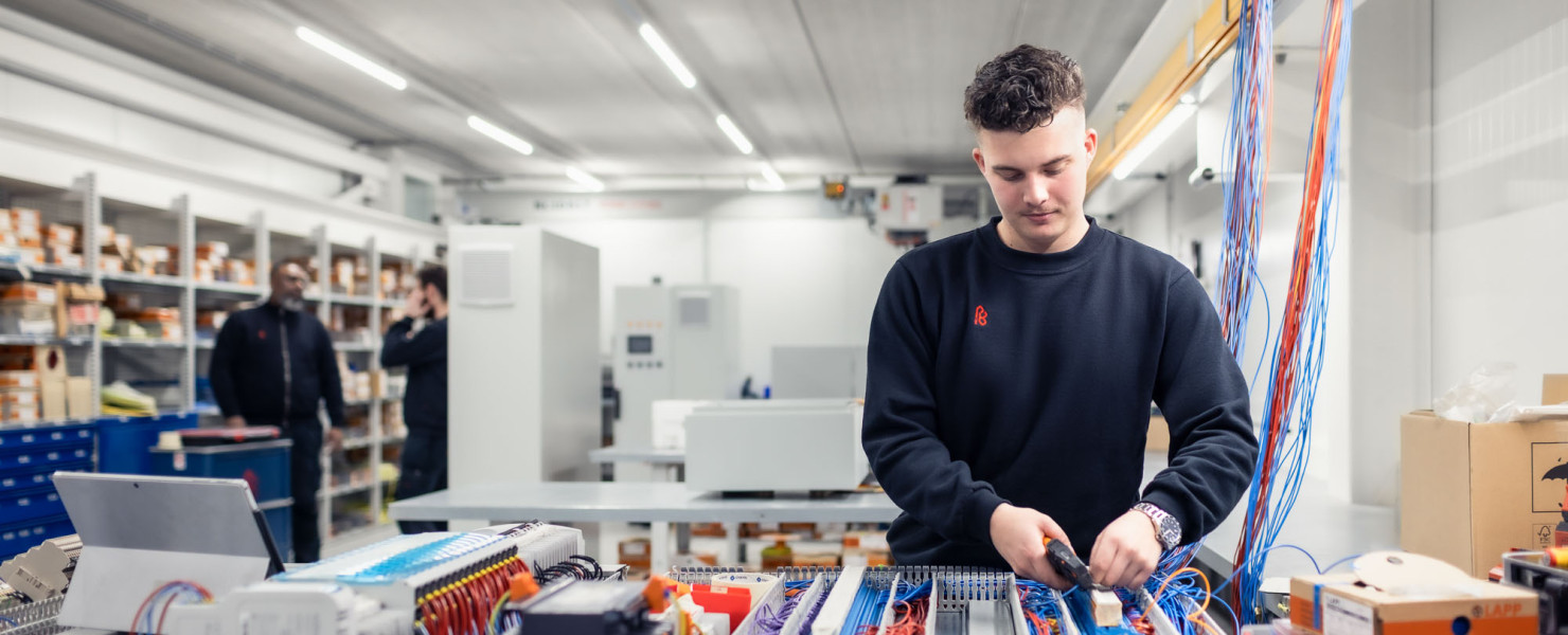 Werkdag van een ervaren Monteur Elektrotechniek
